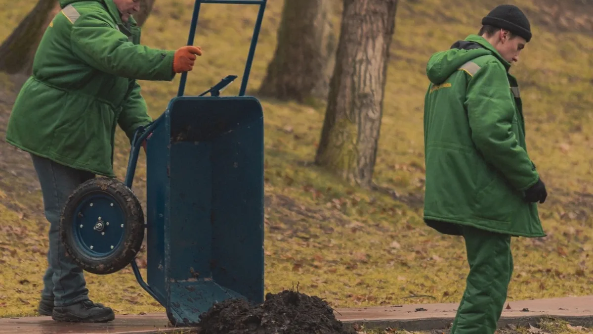 Zespół pracowników terenów zieleni podczas realizacji zadania w parku